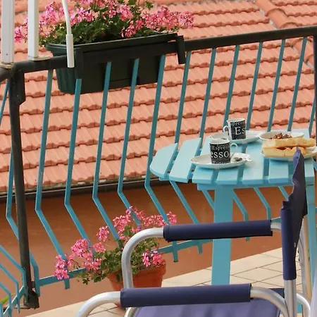 A 2 Passi Dal Mar Couette-café *