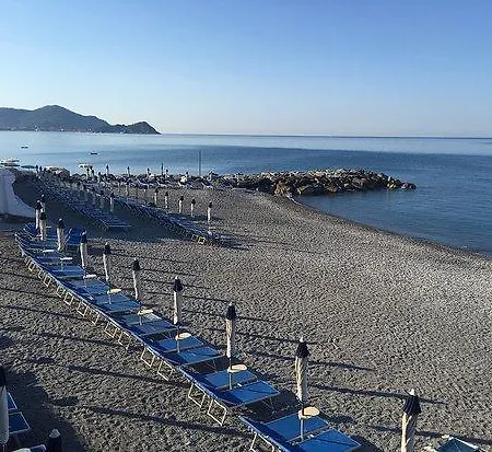A 2 Passi Dal Mar Bed & Breakfast